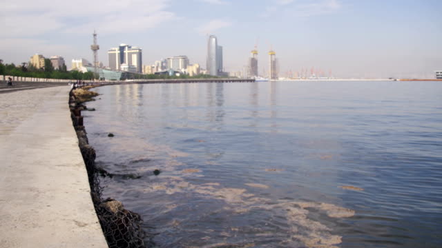 Terraplén-de-Bakú,-Azerbaiyán.-El-mar-Caspio-y-rascacielos