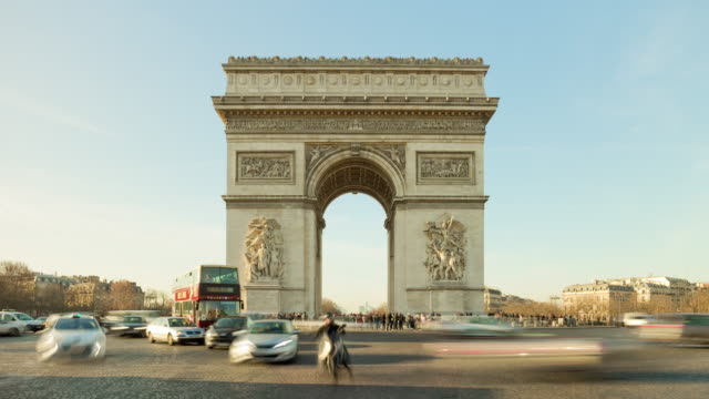 sonnigen-Tag-Frankreich-Paris-Stadt-beliebtesten-touristischen-Ort-Bogen-de-triumph-4-k-Zeitraffer