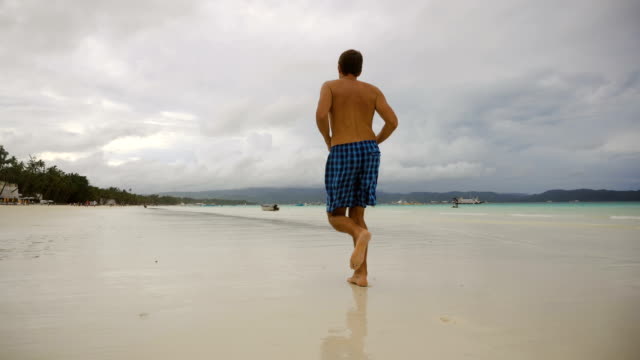 Hombre-corriendo-en-la-playa