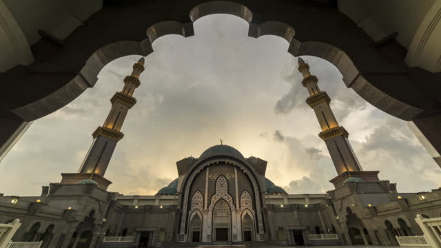 Lapso-de-tiempo-de-puesta-de-sol-en-la-mezquita-Federal-de-Kuala-Lumpur