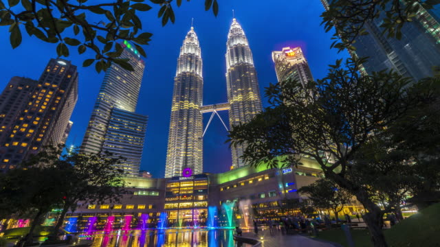 Kuala-Lumpur-Sunset-Time-Lapse-mit-den-Petronas-Twin-Towers-sichtbar.
