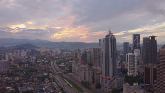 Luftaufnahmen---Petronas-Towers-bei-Sonnenaufgang.-Flache-Farbprofil