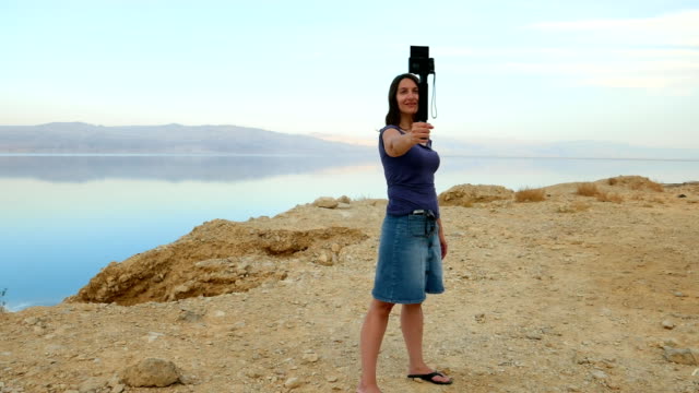 Brunette-longhair-woman-takes-selfie-in-mountains