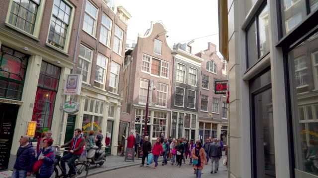 Una-de-las-estrechas-calles-que-se-encuentran-en-la-ciudad-de-Amsterdam