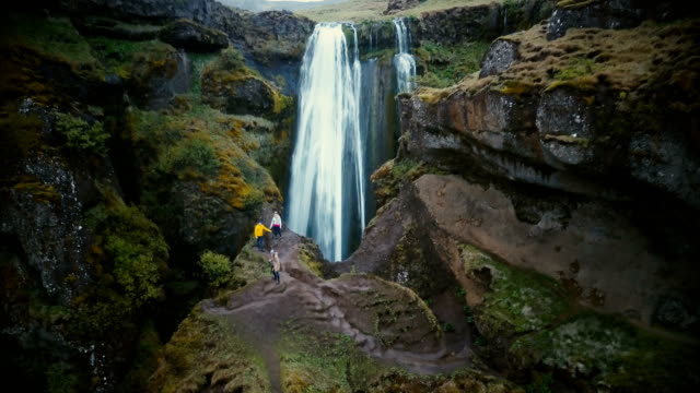 Luftaufnahme-von-den-Touristen-erkunden-den-Gebiet-der-Gljufrabui-Wasserfall-in-Island.-Copter-bewegt-sich-weg-von-den-Menschen