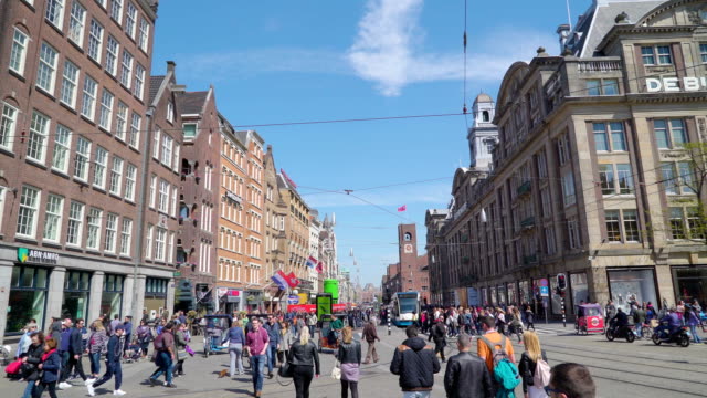 Viele-Leute-damit-beschäftigt,-zu-Fuß-auf-der-Straße-in-Amsterdam