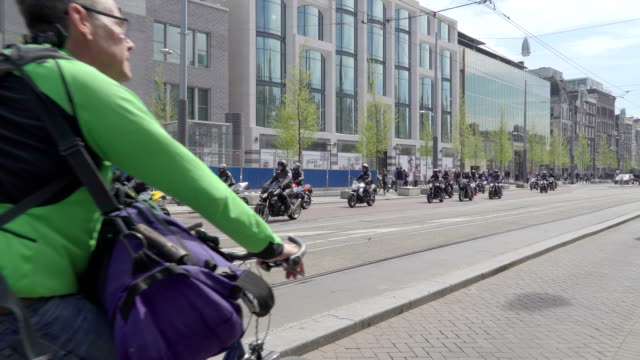 Eine-Parade-der-Motorradfahrer-auf-der-Straße
