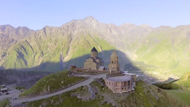 aérea.-Gergeti-iglesia-ortodoxa-alto-en-las-montañas,-Georgia