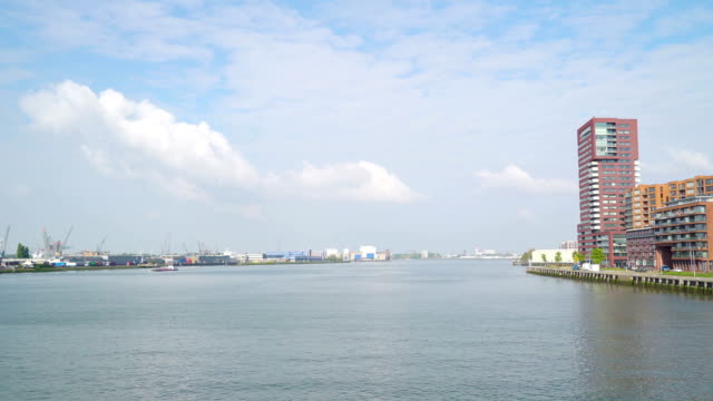 El-gran-océano-amplia-en-la-ciudad-de-Rotterdam