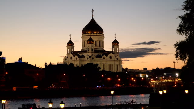Cathedral-of-Christ-the-Saviour-on-the-bank-of-the-Moscow-River.-Night-time