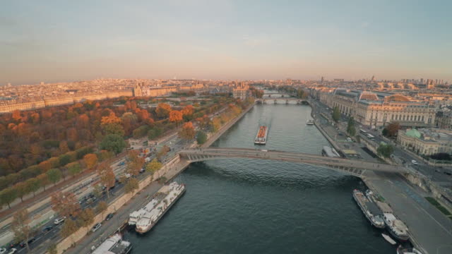 Luftaufnahme-von-Paris-mit-Seineufer-bei-Sonnenuntergang