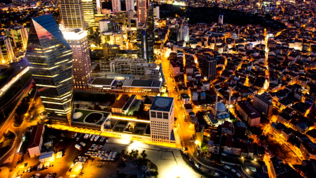 Pan-erschossen-Timelapse-Dachterrasse-Blick-auf-Istanbul-Stadtbild-und-Geschäftsviertel-in-der-Nacht