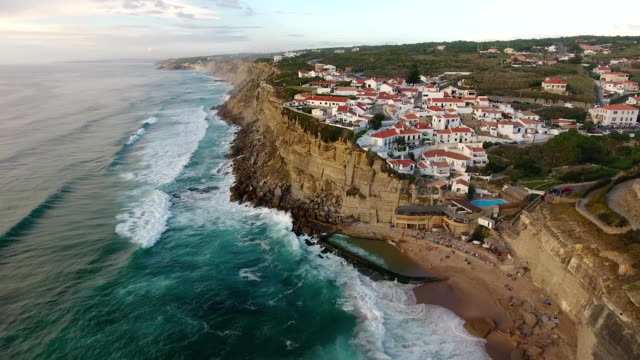 Luftaufnahme-des-Ozeans-in-der-Nähe-von-Azenhas-Mar-do,-Portugal-Stadt-am-Meer.