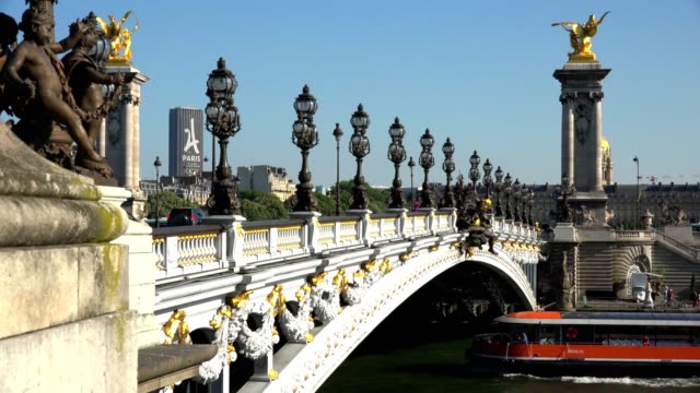 Alexandre-III-Brücke-in-Paris,-Frankreich