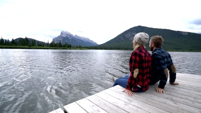 Dos-jóvenes-disfrutando-de-la-naturaleza-en-el-lago