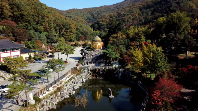 Otoño-de-vista-aérea-de-la-estatua-de-Buda-en-templo-de-Wawoo,-Yong-in,-Corea