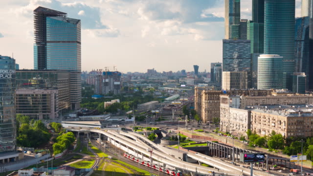 Rußland-Tag-Moskau-Stadt-Verkehr-Kreuzung-auf-dem-Dach-Antenne-Panorama-4k-Zeitraffer