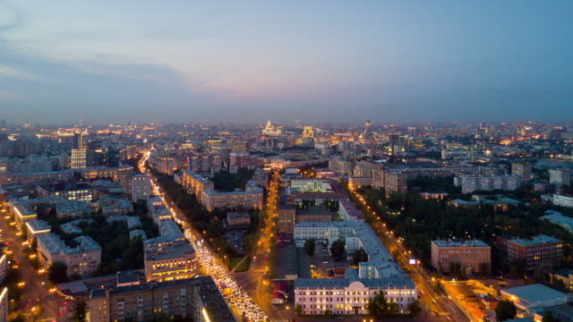 Russland-Sonnenuntergang-Dämmerung-beleuchtet-Moskau-Stadt-Verkehr-Straße-aerial-Panorama-4k-Zeitraffer