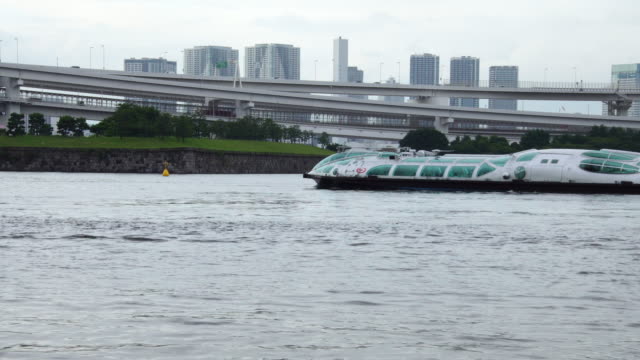 Hikimo-hotaluna-boat-going-by-the-iconic-bridge-of-Tokyo-city