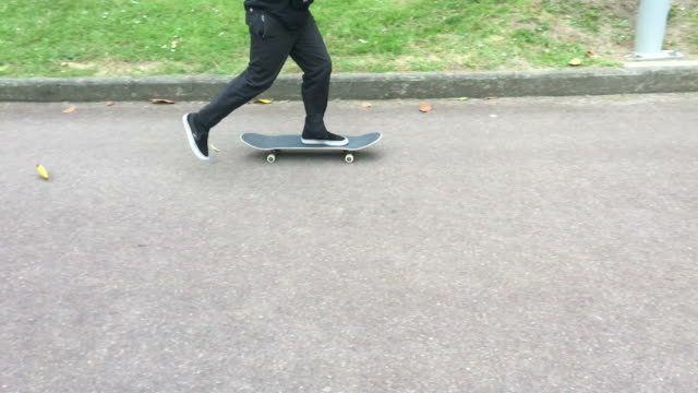 Skateboarder-fahren-Skateboard-auf-der-Straße