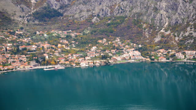Bucht-von-Kotor-in-Montenegro.-Blick-vom-Hochgebirge-über-Risan