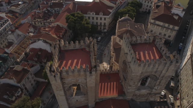 Portugal-día-soleado-Lisboa-ciudad-famosa-catedral-azotea-aérea-panorama-4k