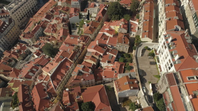 Portugal-sonnigen-Tag-Lissabon-Stadtbild-Dächer-aerial-Panorama-4k