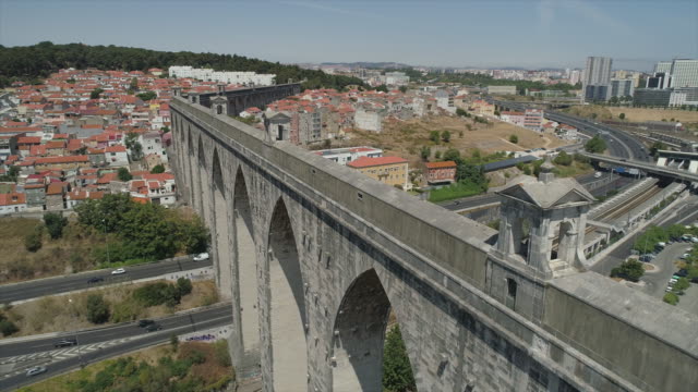 Acueducto-de-Lisboa-Portugal-día-soleado-del-aguas-libres-tráfico-carretera-aérea-panorama-4k