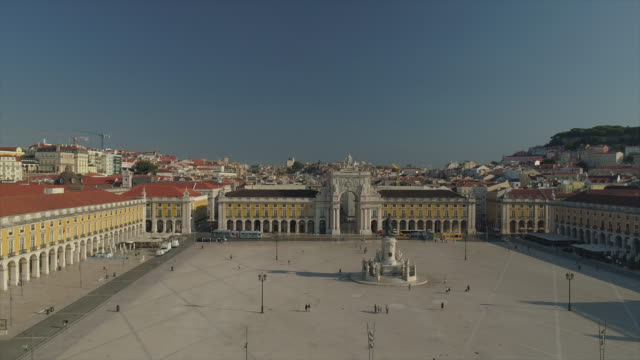 Portugal-sonnigen-Tag-Lissabon-berühmten-triumphal-Bogen-quadratische-Antenne-Stadtpanorama-4k