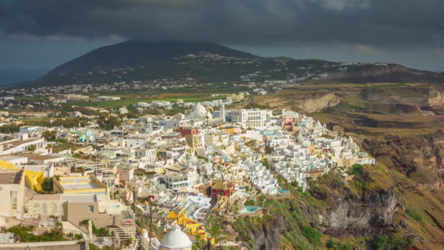 Sturm-Himmel-sonniger-Tag-Santorini-Insel-berühmte-Fira-Stadt-Stadtbild-Bucht-Panorama-4-k-Zeit-hinfällig,-Griechenland
