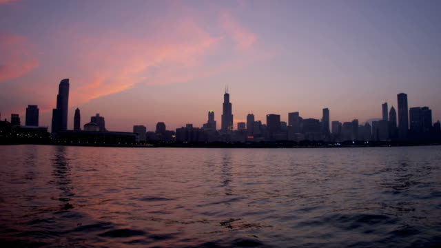 Skyline-Sonnenuntergang-über-Lake-Michigan-Chicago-Wolkenkratzer