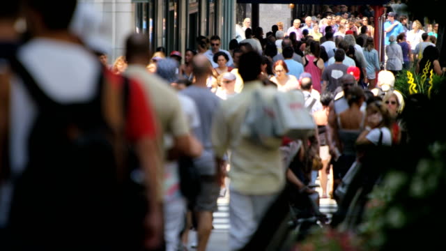 Personas-del-centro-de-la-ciudad-caminando-por-la-peatonal-vehículo-Chicago