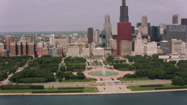 Fliegen-über-dem-Buckingham-Fountain-und-der-Innenstadt-von-Chicago.