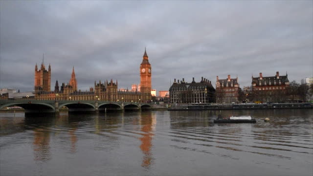 Big-Ben-und-Westminster-Brücke-am-Abend,-London,-GB