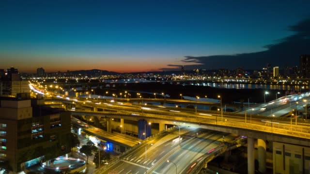 puesta-de-sol-noche-iluminada-taipei-ciudad-tráfico-carretera-cruce-aéreo-panorama-4k-timelapse-Taiwán