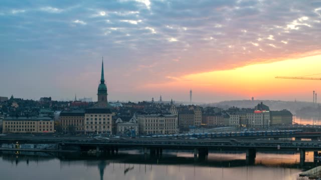 Noche-de-skyline-de-la-ciudad-de-Stockholm-a-día-amanecer-timelapse-en-Gamla-Stan-y-Slussen,-Stockholm-Suecia-4K-Time-Lapse