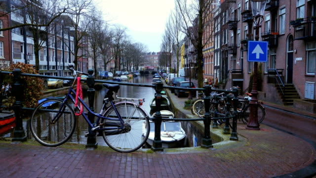 Straßen-und-Kanäle-von-Amsterdam