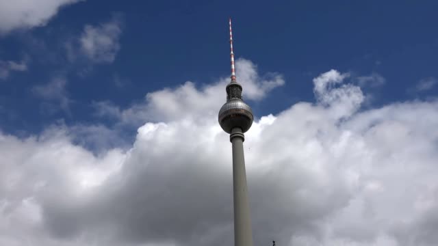 La-Fernsehturm-es-una-torre-de-televisión-en-el-lapso-de-tiempo-de-Berlín-central