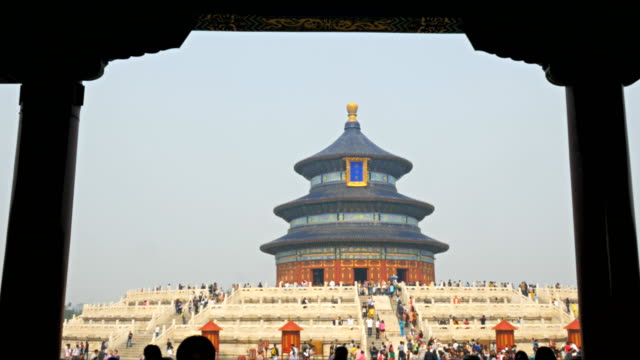 Tempel-des-Himmels-in-Beijing-von-Säulen-gerahmt