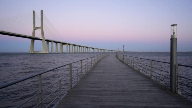 Ponte-Vasco-da-Gama-Bridge-Blick-vom-Pier-bei-Sonnenuntergang