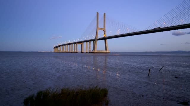 Ponte-Vasco-da-Gama-Bridge-Blick-am-Rio-Tejo-Fluss-bei-Sonnenuntergang
