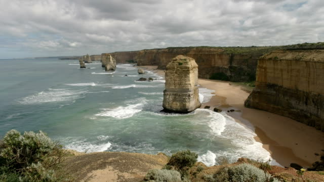 morning-wide-shot-of-the-twelve-apostles-on-the-great-ocean-road