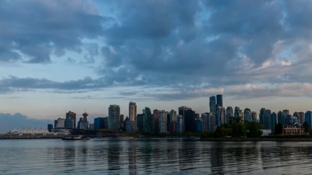 Video-Panorama,-Timemaps-ein-Sommer-Tag-vorbei-in-der-Nacht-eine-Stadt-am-Meer-mit-modernen-Wolkenkratzern
