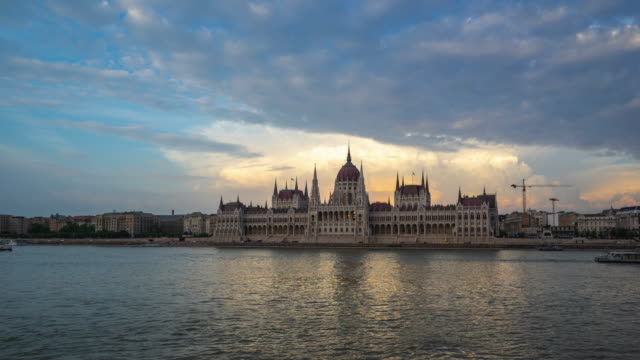 Day-to-Night-time-lapse-video-of-Hungarian-Parliament-Building-in-Budapest,-Hungary-timelapse-4K