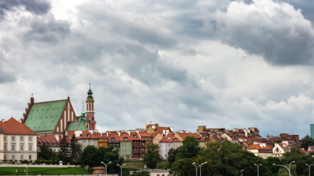 Time-lapse-with-pan-of-Warsaw-Old-Town