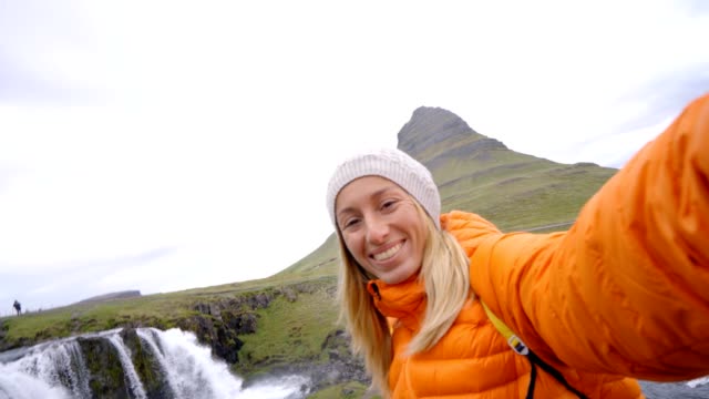 Selfie-Porträt-des-touristischen-weiblich-in-Island-am-Berg-Kirkjufell