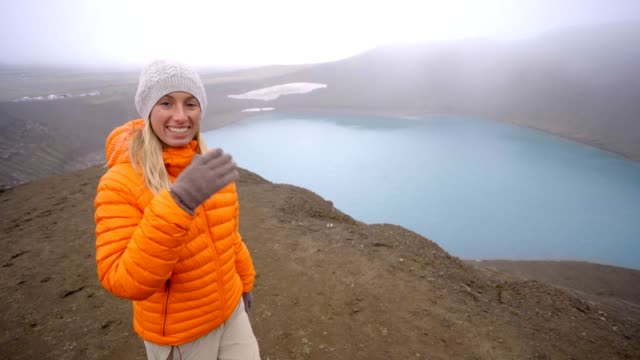 Seguir-que-el-lago-del-cráter,-novia-protagonista-a-cráter-volcánico-en-Islandia-la-gente-Viajes-video-concepto---4K