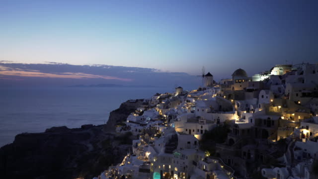 evening-pan-of-the-town-of-oia-on-santorini