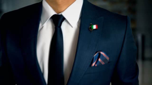 Geschäftsmann-zu-Fuß-in-Richtung-Kamera-mit-Land-Flagge-Pin---Italien