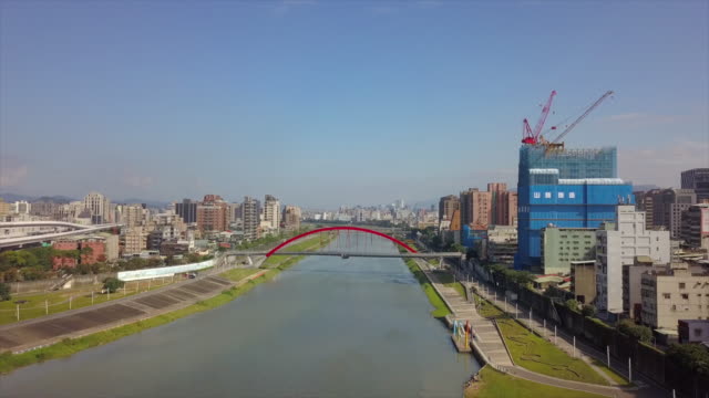 Taiwan-Taipei-Stadt-sonnigen-Tag-Verkehr-am-Fluss-Brücke-aerial-Panorama-4k
